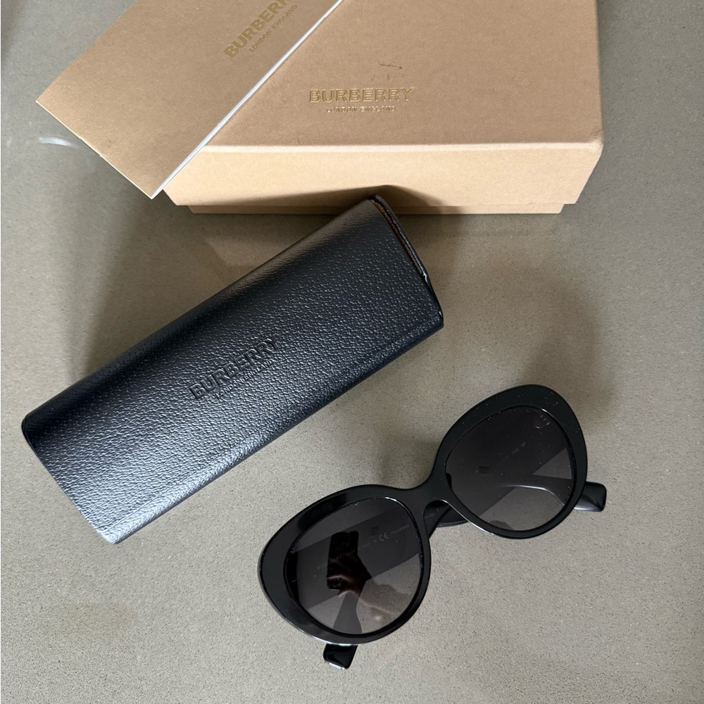 Burberry monogram sunglasses
Comes with original case and box